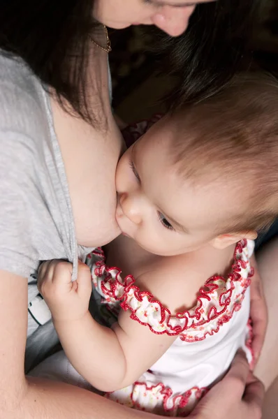 Matka dziecka karmienie piersi — Zdjęcie stockowe