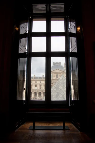 Louvre - vista pela janela — Fotografia de Stock