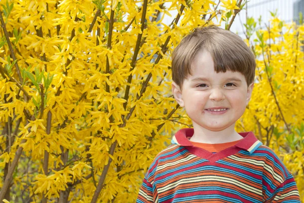 Bahar bahçe küçük gülen çocuk portresi. — Stok fotoğraf