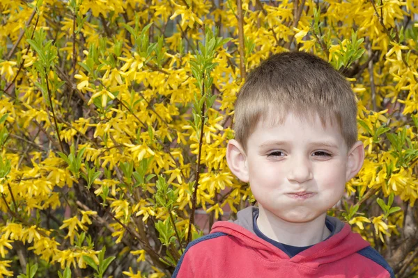 Portret van lachende jongetje in lentetuin. — Stockfoto