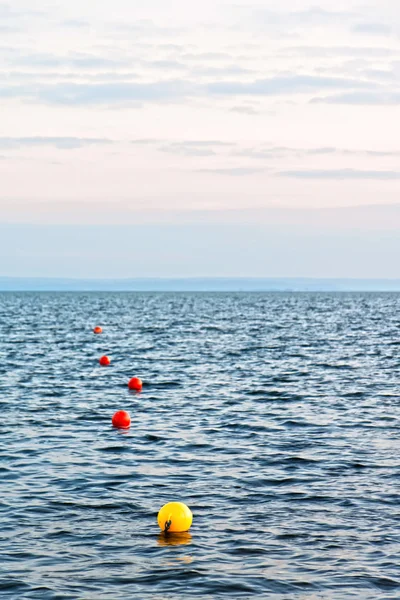 Vista astratta del mare con boe . — Foto Stock