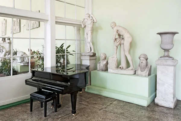 スタイリッシュなインテリアのピアノ. — ストック写真