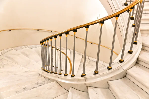 Bílé schody. — Stock fotografie