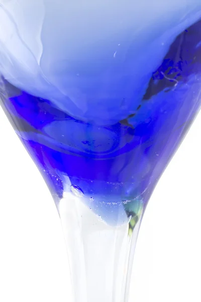 Cocktailglas geïsoleerd op witte achtergrond . — Stockfoto