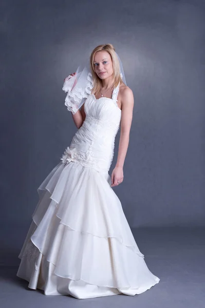 Giovane sposa in abito da sposa — Foto Stock