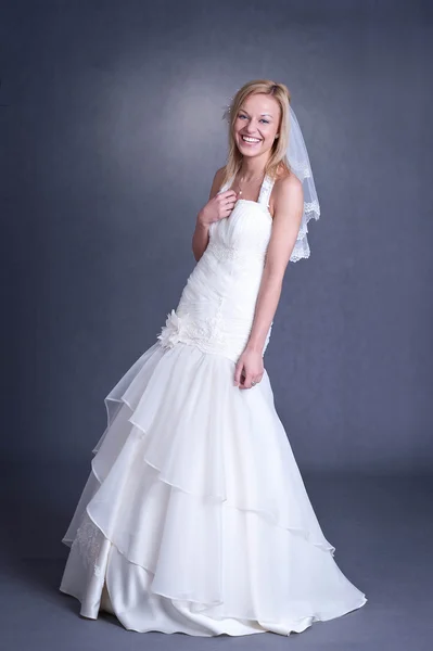 Jonge bruid in trouwjurk — Stockfoto