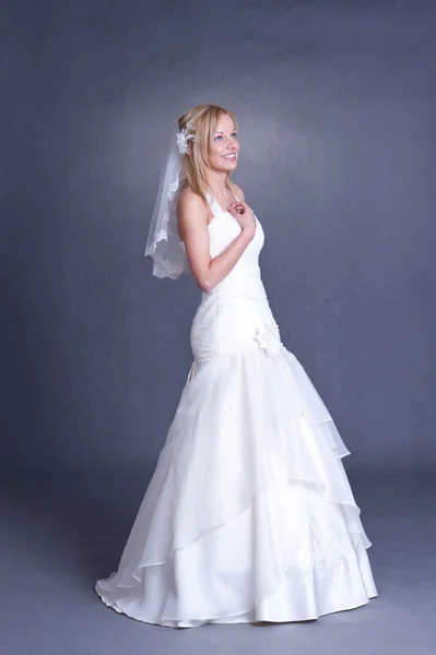 Jeune mariée en robe de mariée — Photo