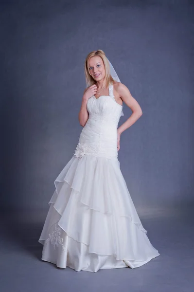 Ung brud i bröllopsklänning — Stockfoto