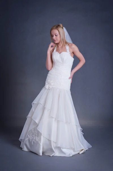 Fiatal menyasszony, menyasszonyi ruha — Stock Fotó