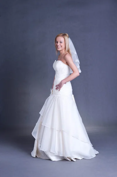 Молодая невеста в свадебном платье — стоковое фото