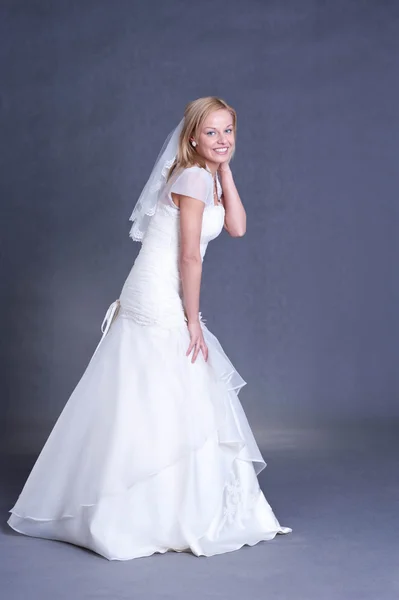 Ung brud i bröllopsklänning — Stockfoto