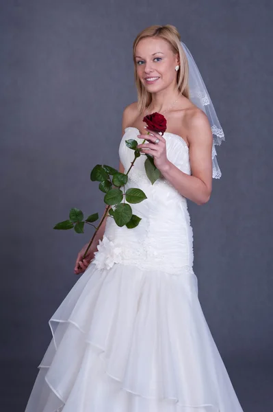 Mladá nevěsta ve svatebních šatech — Stock fotografie