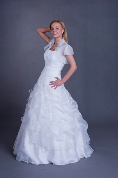 Jonge bruid in trouwjurk — Stockfoto