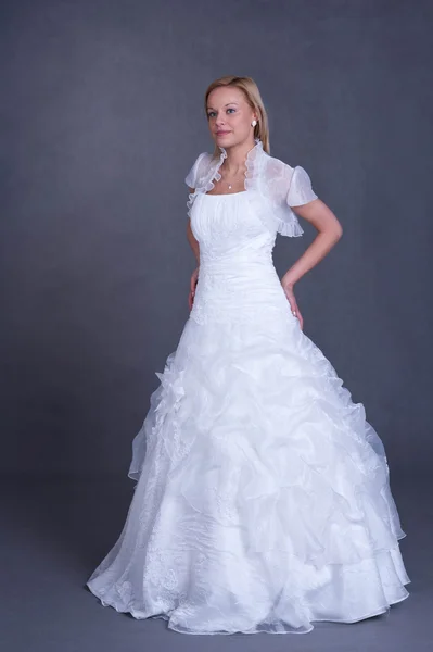 Jovem noiva em vestido de noiva — Fotografia de Stock