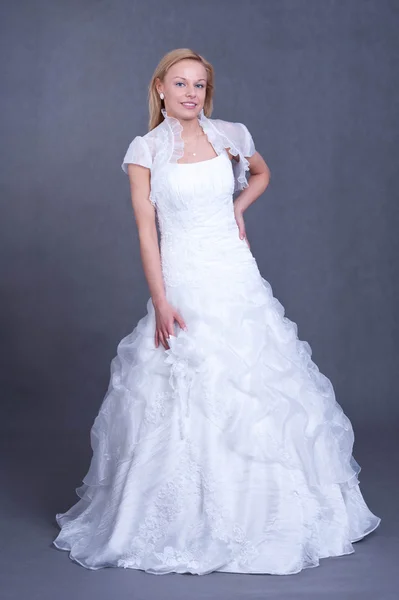 Молодая невеста в свадебном платье — стоковое фото
