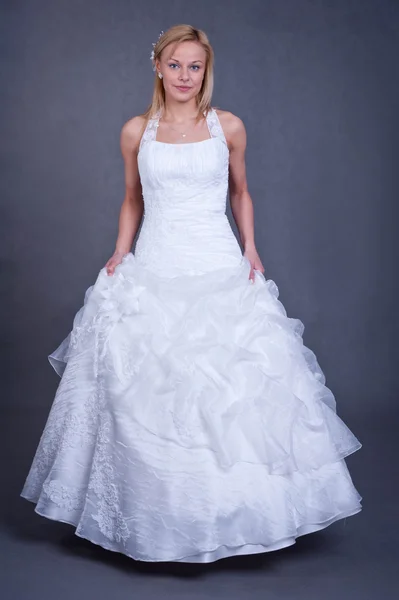 Fiatal menyasszony, menyasszonyi ruha — Stock Fotó