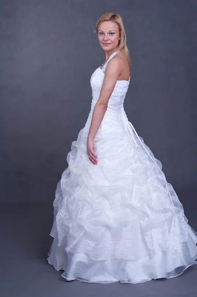 Junge Braut im Brautkleid — Stockfoto