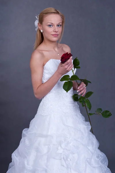 Junge Braut im Brautkleid — Stockfoto
