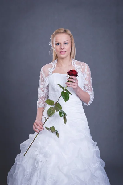 Молода наречена у весільній сукні — стокове фото