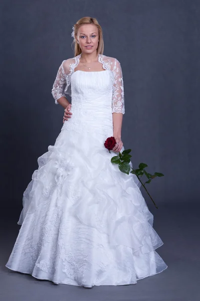 Novia joven en vestido de novia — Foto de Stock