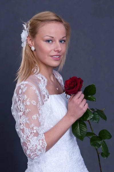 Giovane sposa in abito da sposa — Foto Stock