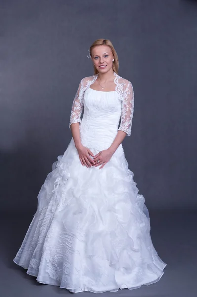 Молода наречена у весільній сукні — стокове фото