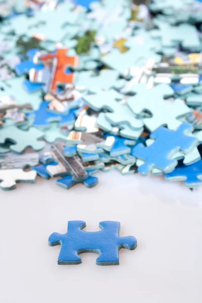 Pezzi di puzzle rovesciati sul tavolo — Foto Stock