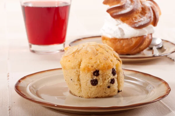 Muffin alla ciliegia su un piatto — Foto Stock