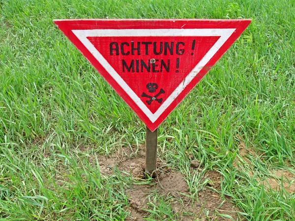 Ahtung minen jako text v německém jazyce, nebezpečí znamení upozornění. — Stock fotografie