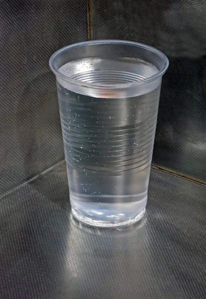 Un vaso con agua en el interior de la construcción metálica . —  Fotos de Stock