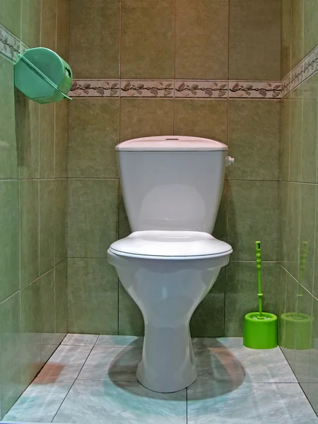 Toaleta z WC biały ceramika na marmurowe podłogi. — Zdjęcie stockowe