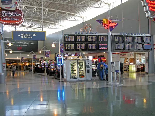 Интерьер аэропорта, расписание рейсов и игровые автоматы McCarran . — стоковое фото
