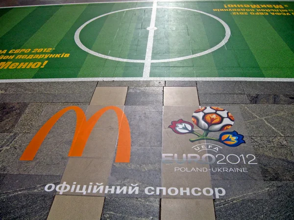 Fußball-Emblem der EM 2012 auf dem Fußboden der U-Bahn-Station Sportpalast. — Stockfoto