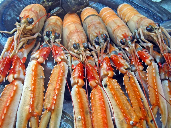 海洋の赤いロブスター ヒープ、自然な海の食べ物. — ストック写真