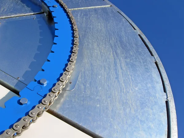 Μπλε βιομηχανική μεταλλικό τροχό με χάλυβα αλυσίδα, βιομηχανία λεπτομέρειες. — Φωτογραφία Αρχείου