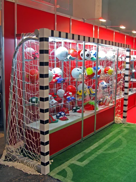 Cancelli di calcio con souvenir palloni da calcio mucchio con emblema di calcio EURO 2012 . — Foto Stock