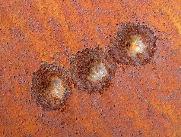 Pocos agujeros redondos rústicos en la superficie de metal vintage, fondo — Foto de Stock