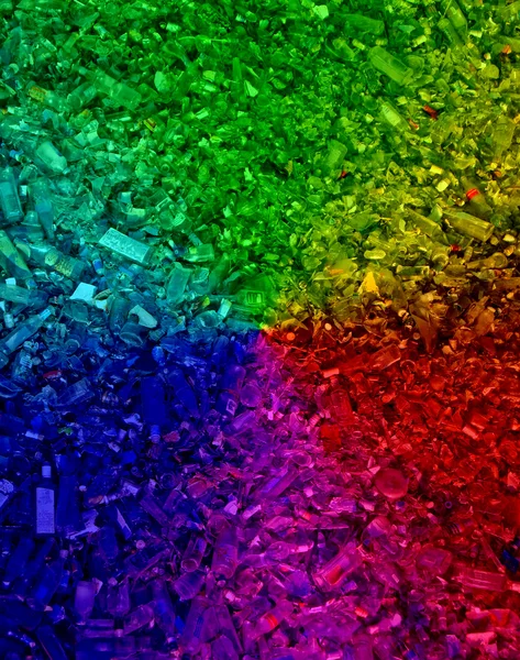 Rainbow glas skräp heap, miljö pullution. — Stockfoto