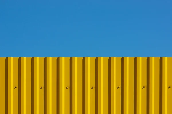 黄色装饰板和蓝蓝的天空 — 图库照片