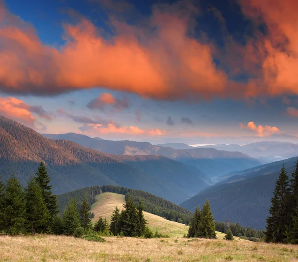 Horská krajina s oblačným nebem — Stock fotografie