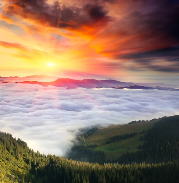 Mountain landscape with cloudy sky and sun — Stock Photo, Image