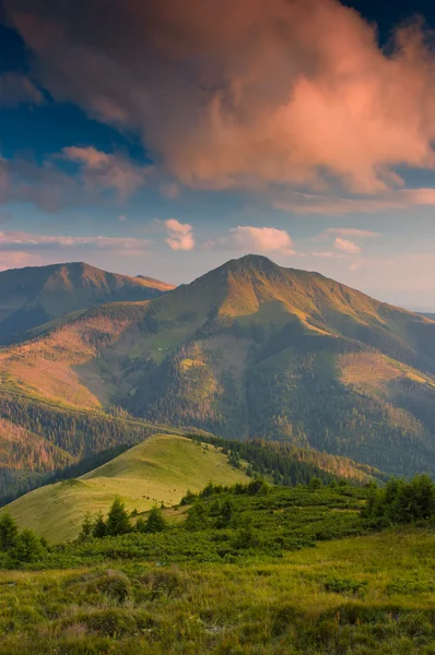 Ορεινό τοπίο με συννεφιά — Φωτογραφία Αρχείου