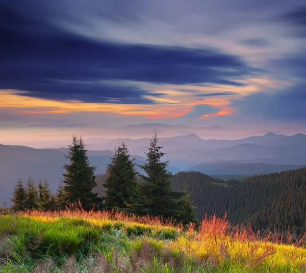 Berglandschaft mit bewölktem Himmel — Stockfoto