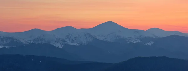 Зимовий пейзаж на заході сонця — стокове фото