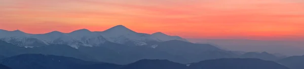 Vinterlandskap vid solnedgången — Stockfoto