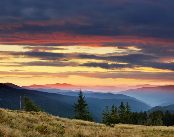 Гірський пейзаж з хмарним небом — стокове фото