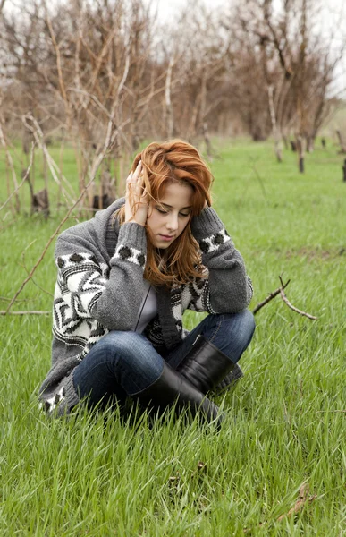 Chica de la moda joven sentado en verde hierba de primavera . —  Fotos de Stock