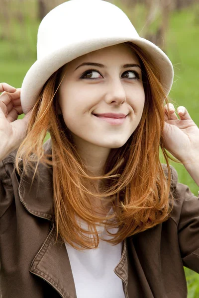 Young fashion girl in white hat at green spring grass. — Stock Photo, Image