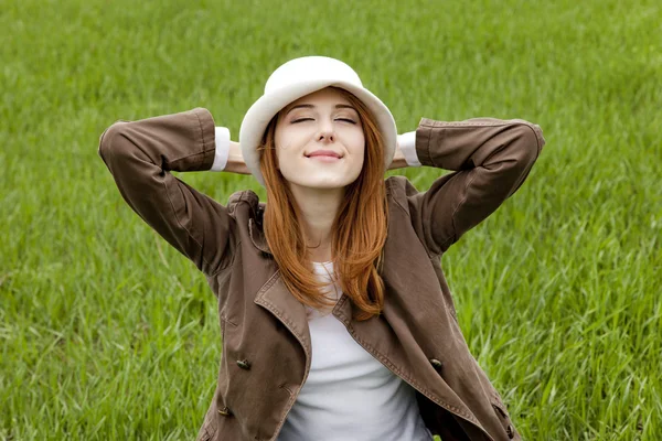 Yeşil bahar çimen, beyaz şapkalı kız genç moda. — Stok fotoğraf