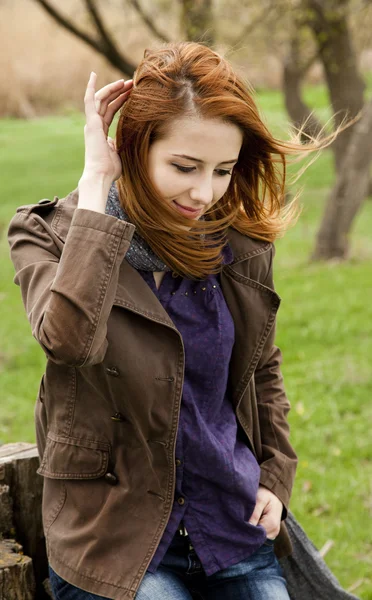 Jonge mode meisje op lente buiten. — Stockfoto